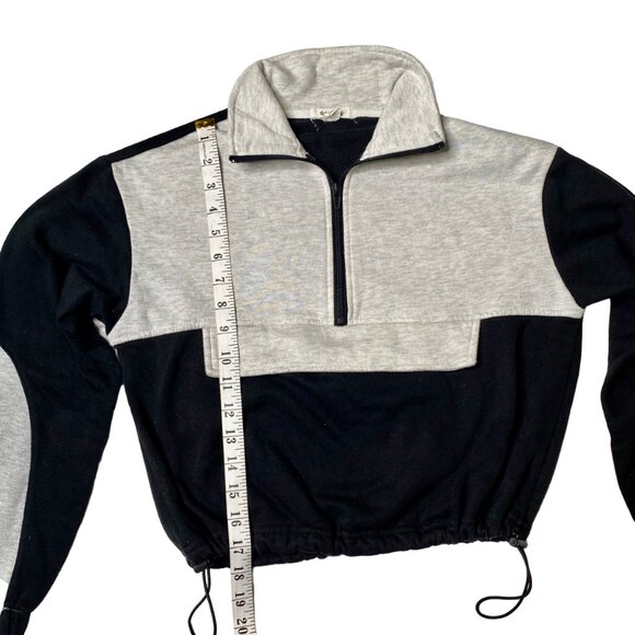 Garage Women's Cropped Pullover in Grey and Black, size Extra Small - Picture 9 of 10